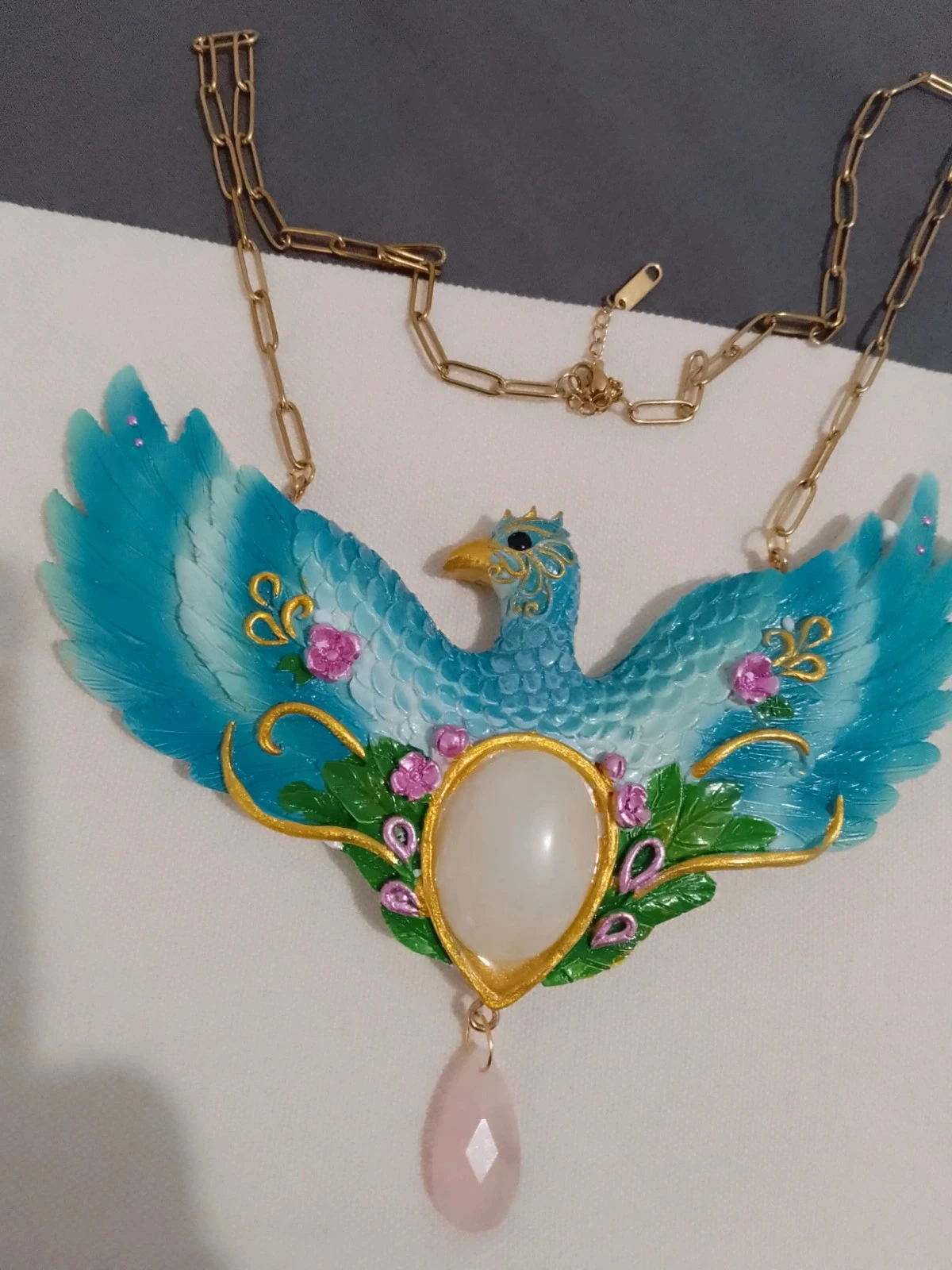 Collier oiseau bleu avec pierres naturelles de cristal de roche et quartz rose